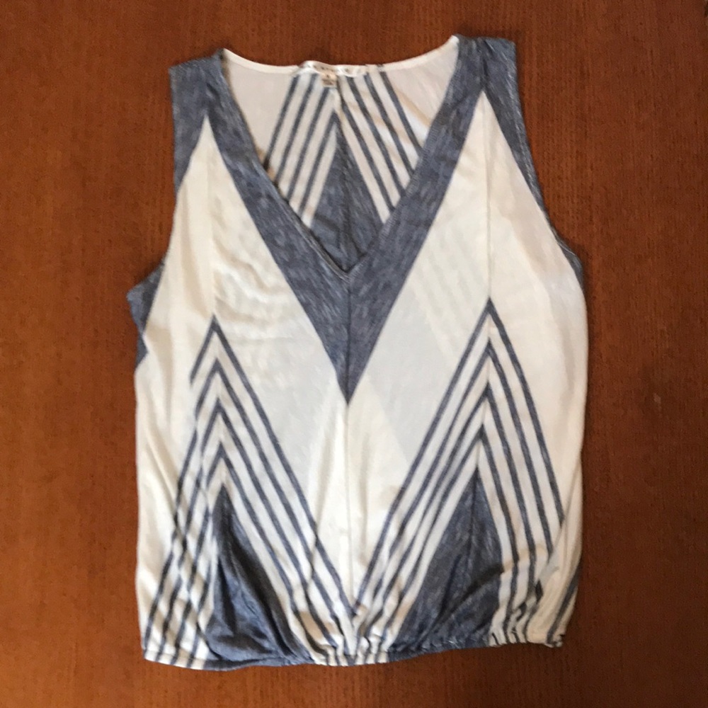 Max Studio sleeveless top size med. elastic at waist, V-neck, 4-panel front